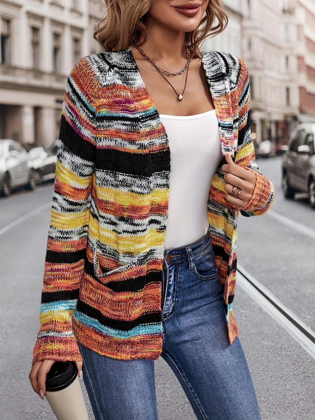 Sanne kleurrijke cardigan gecombineerd met witte top, close-up
