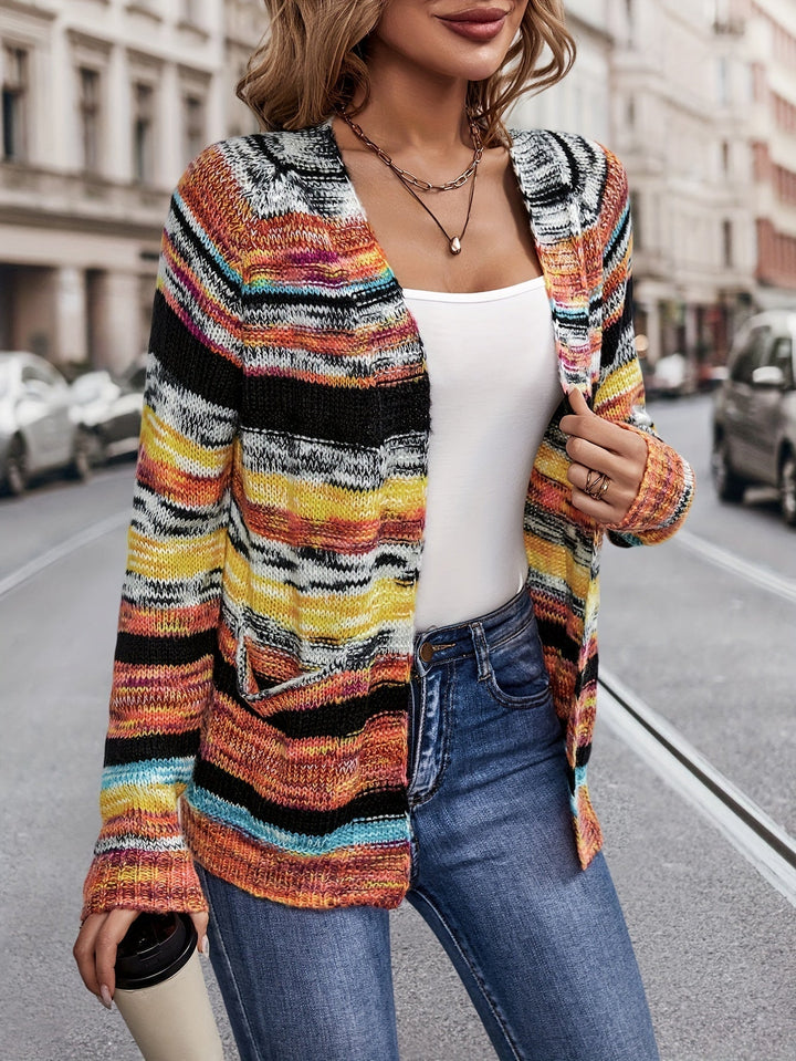 Sanne kleurrijke cardigan gecombineerd met witte top, close-up