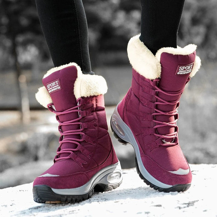 Achteraanzicht van bordeauxrode snowboots met bontkraag