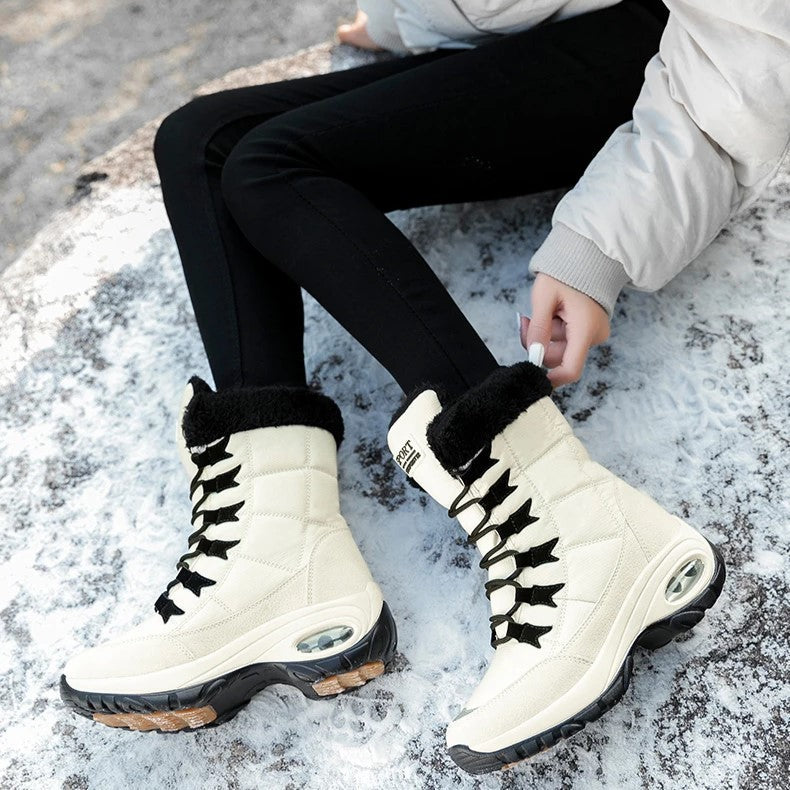 Model in volledige winteroutfit met lichtgekleurde snowboots