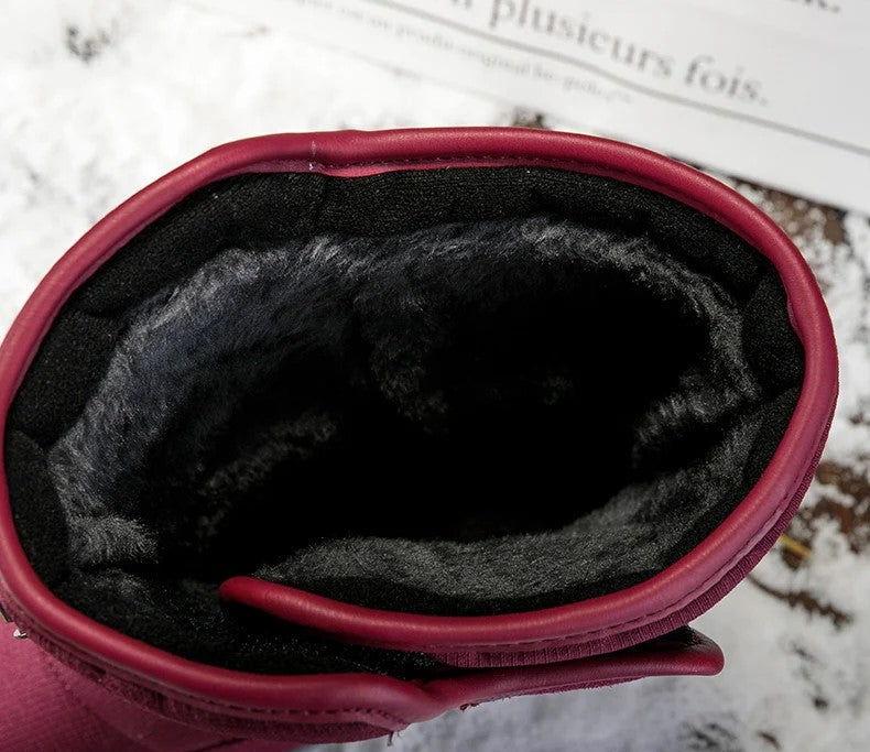 Zwarte gevoerde snowboots met bontkraag tegen donkere achtergrond