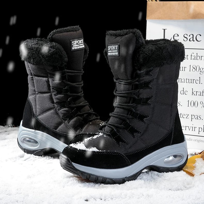 Binnenkant van bordeauxrode snowboot met zachte zwarte voering