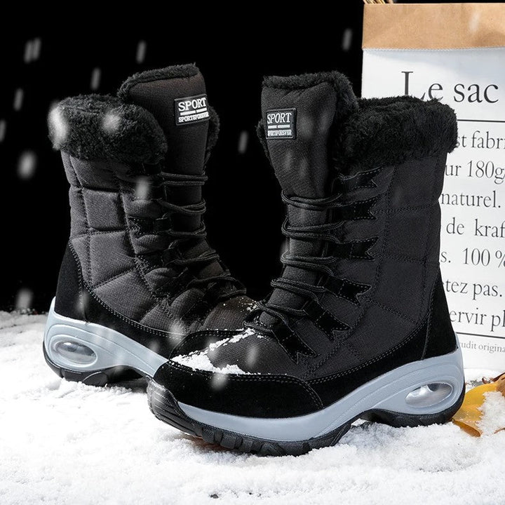 Binnenkant van bordeauxrode snowboot met zachte zwarte voering