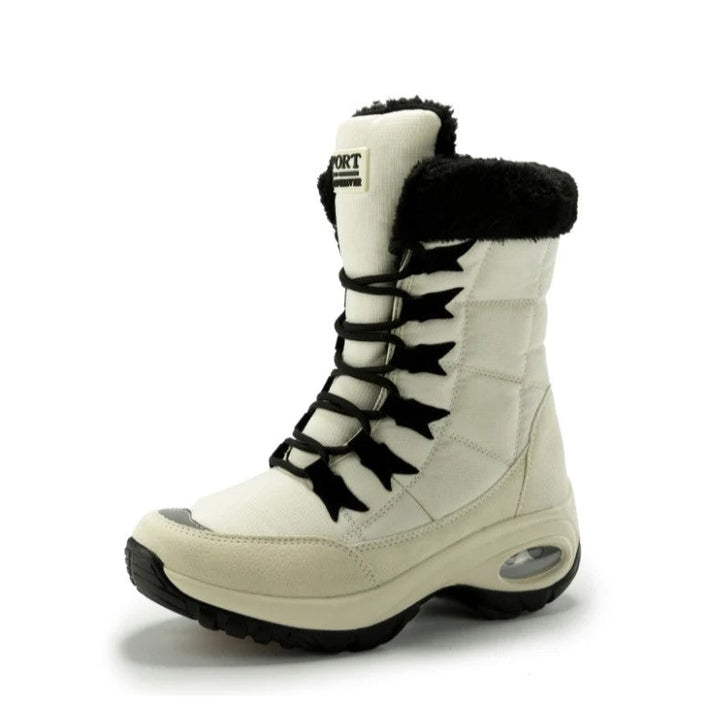 Binnenkant van bordeauxrode snowboot met zachte zwarte voering