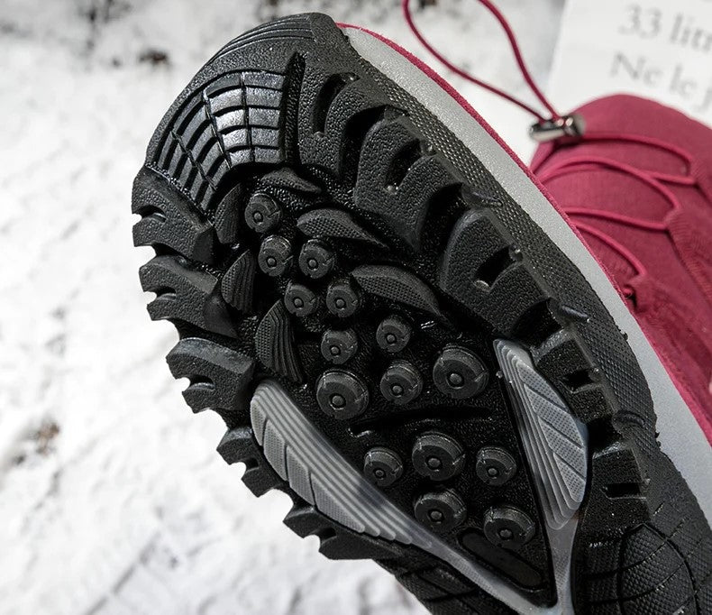 Close-up van het geprofileerde rubberen loopvlak van de snowboots