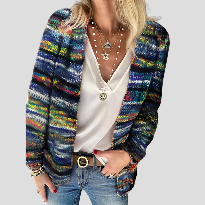 Silke gebreid vest in blauwtinten met streepdessin, close-up vooraanzicht