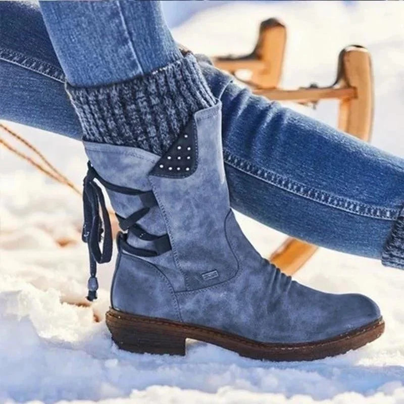 Sofie enkellaarzen met gebreide manchet, zijaanzicht in de sneeuw