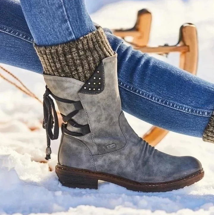 Sofie enkellaarzen in blauw, close-up in de sneeuw