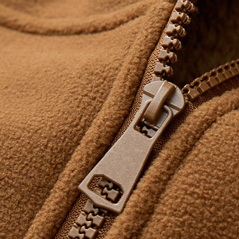 Close-up van de ritssluiting van Sven's fleece jack