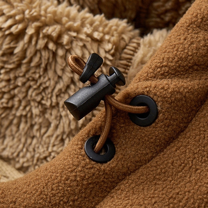 Close-up van het koord en de capuchon-voering van Sven's jack