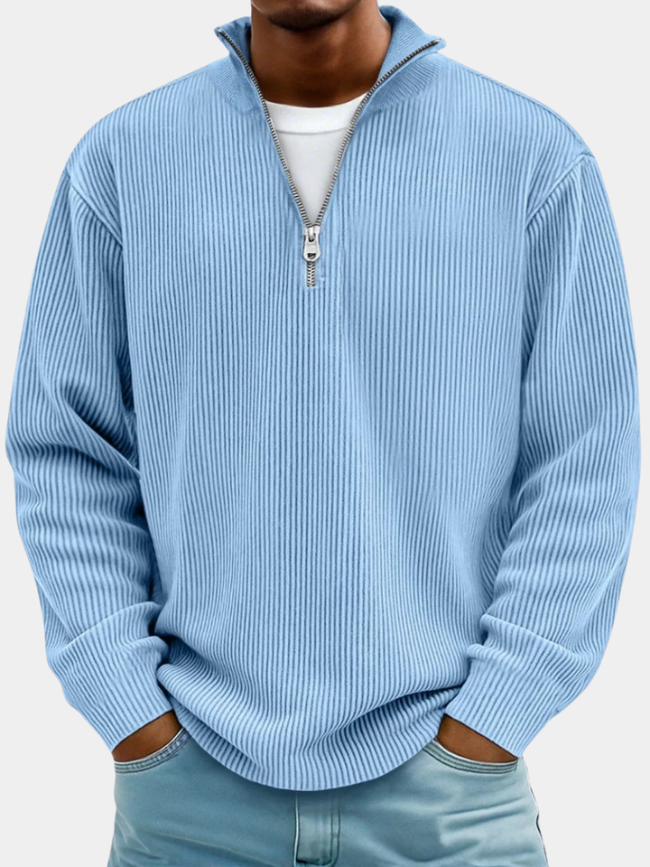 Thijs geribbelde half-zip sweater in lichtblauw, close-up voorkant