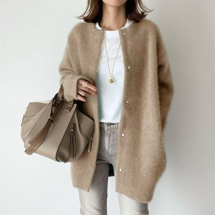 Wieke oversized vest in khaki met ronde hals, vooraanzicht met tas