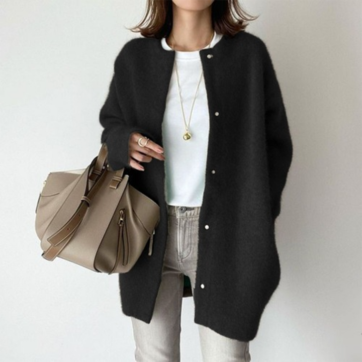 Wieke oversized vest in zwart met ronde hals, vooraanzicht met tas