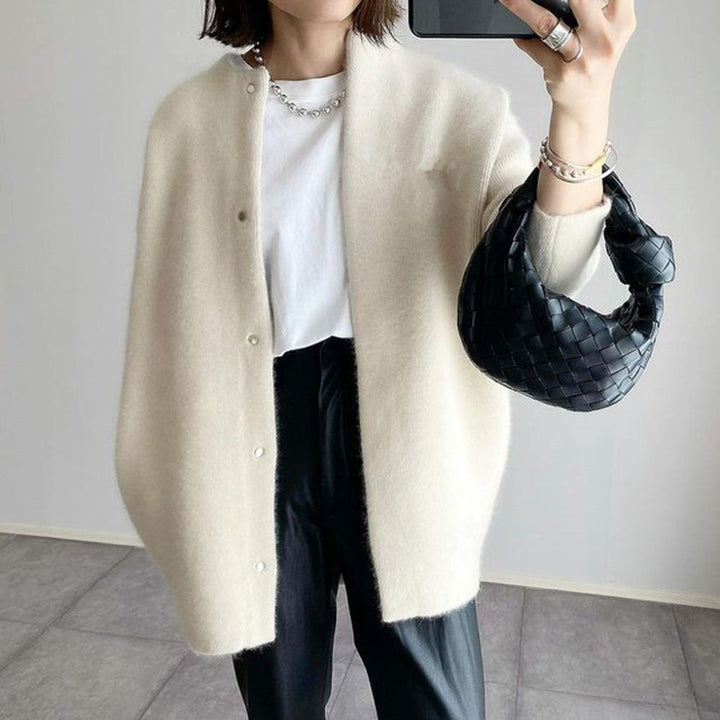 Wieke crèmewitte cardigan met ronde hals, close-up vooraanzicht