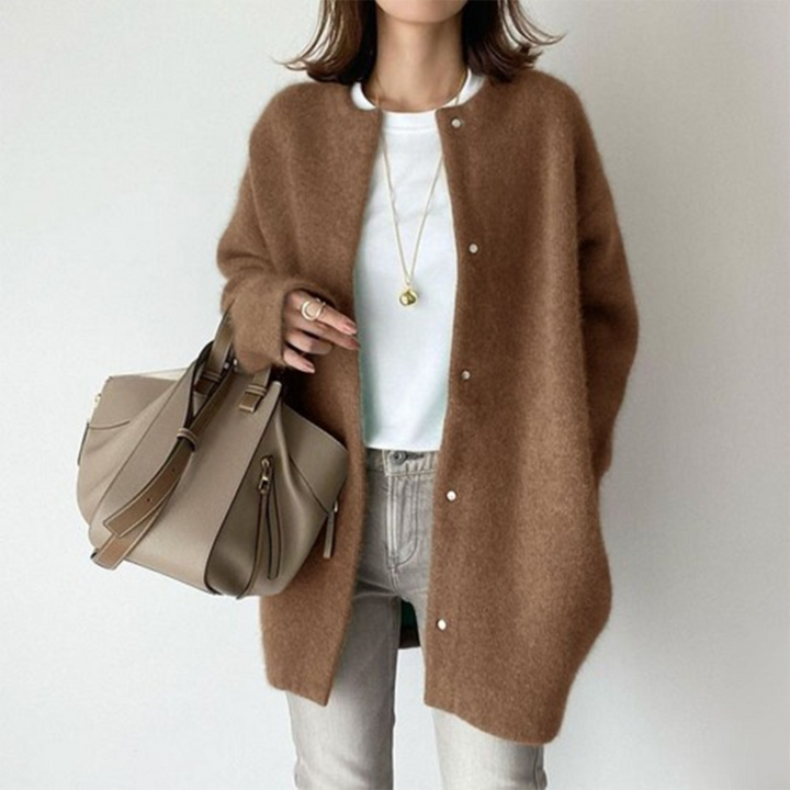Wieke oversized vest in karamel met ronde hals, vooraanzicht met tas