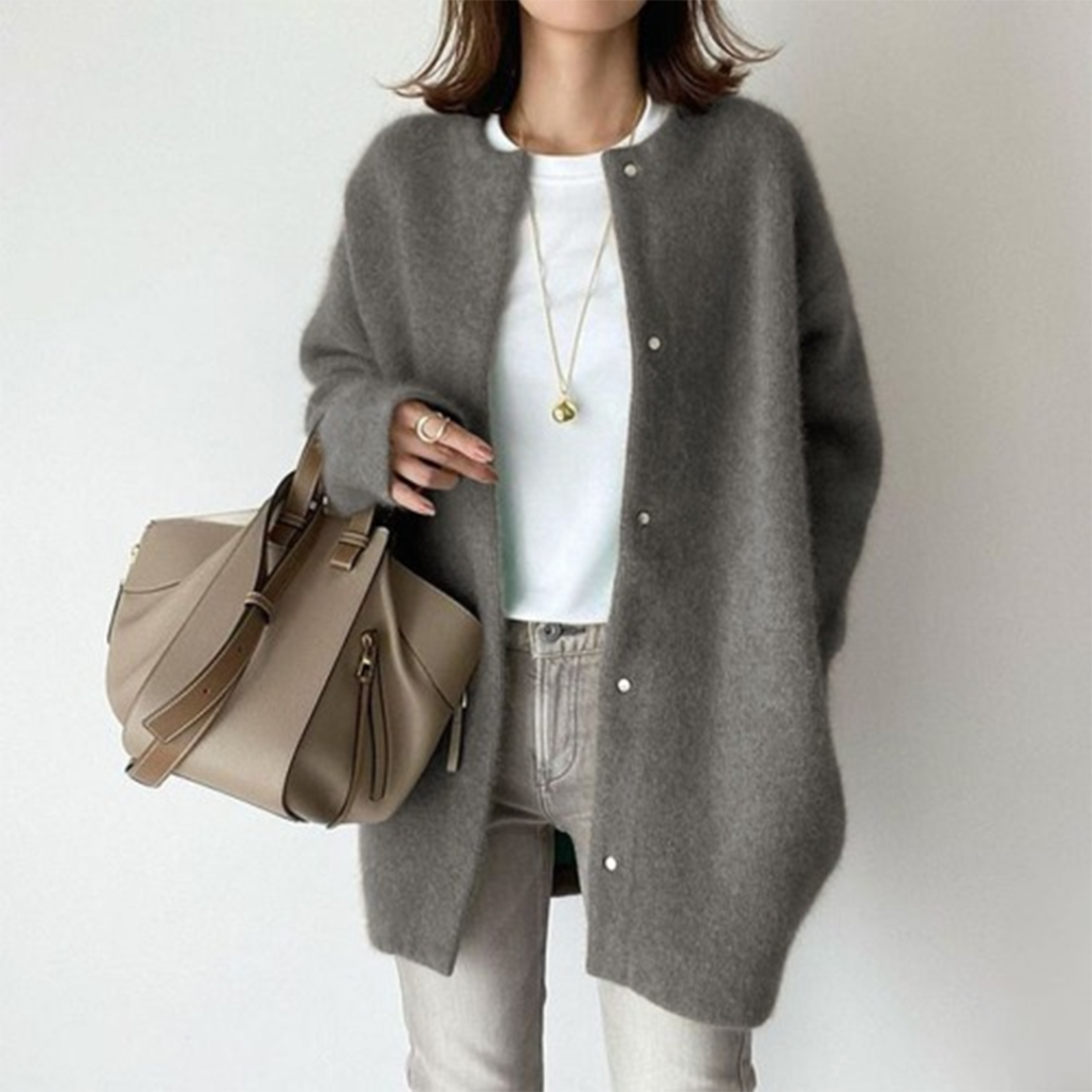 Wieke oversized vest in grijs met ronde hals, vooraanzicht met tas