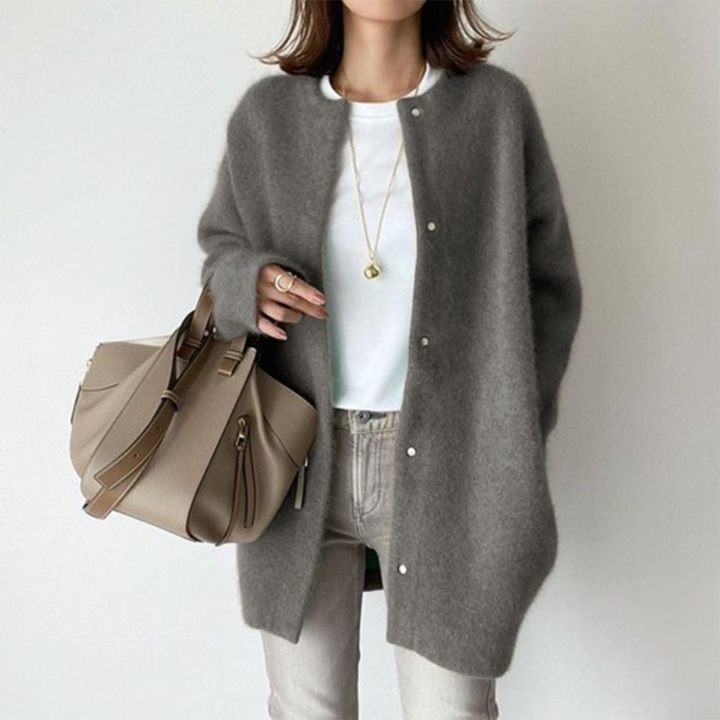 Wieke oversized vest in grijs met ronde hals, vooraanzicht met tas