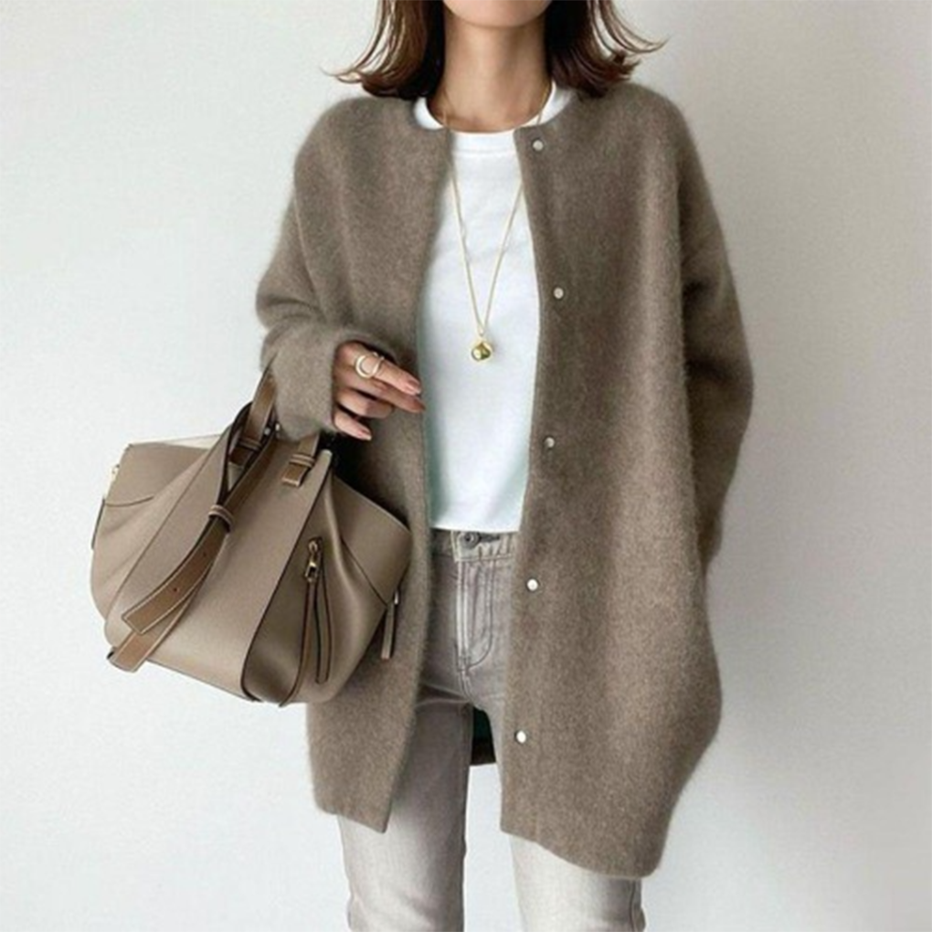 Wieke oversized vest in koffiekleur met ronde hals, vooraanzicht met tas