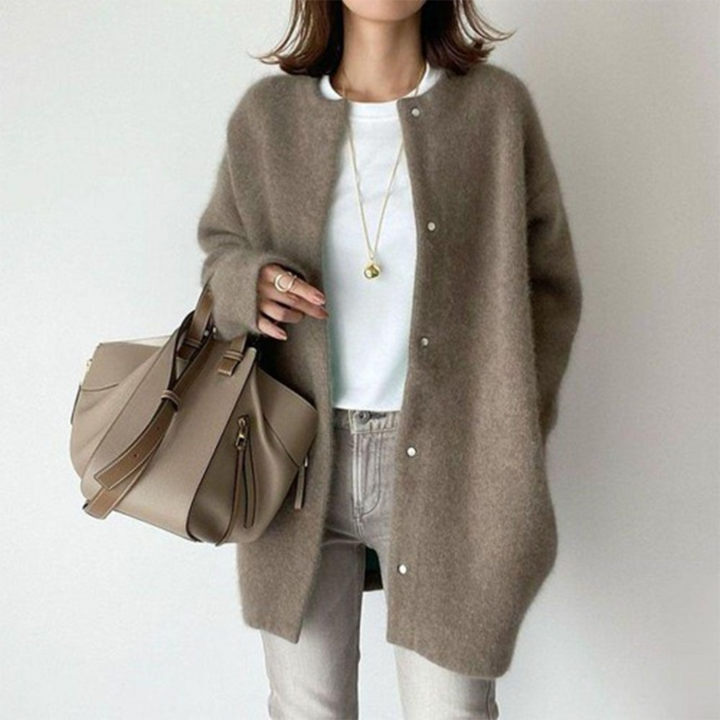Wieke oversized vest in koffiekleur met ronde hals, vooraanzicht met tas