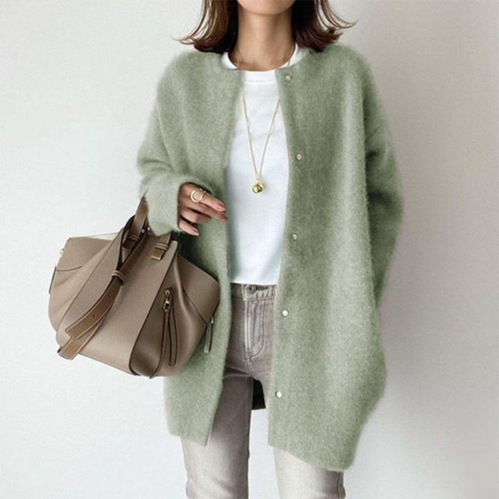 Wieke oversized vest in groen met ronde hals, vooraanzicht met tas