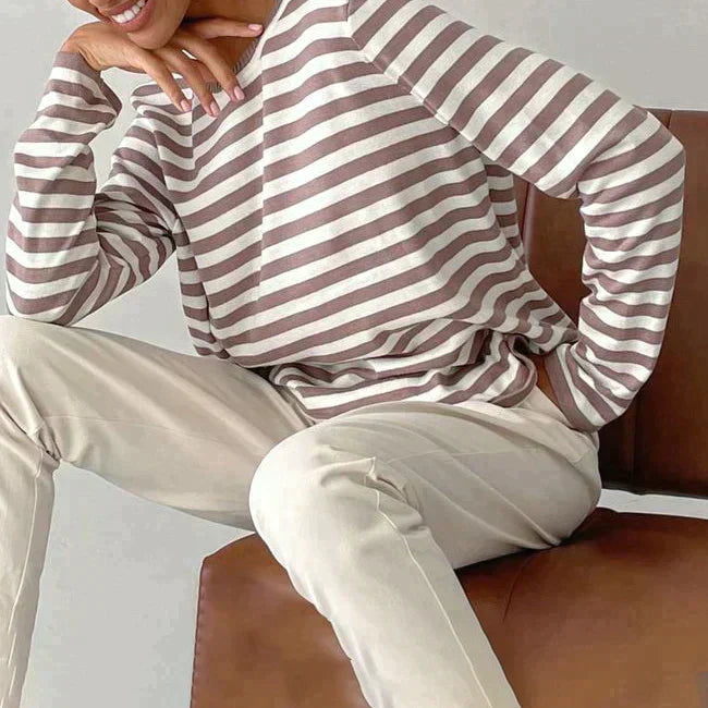 Wietske gestreepte sweatshirt in taupe en wit, zittend gedragen