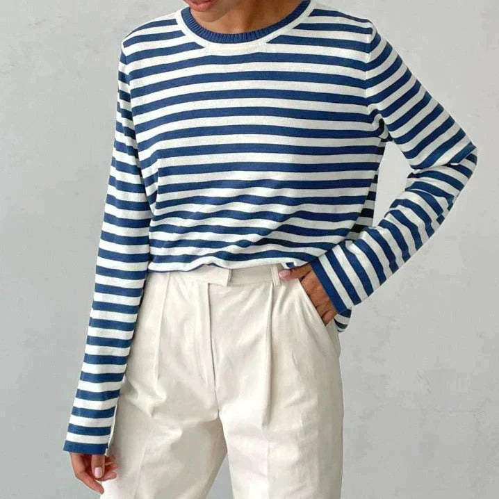 Wietske gestreepte sweatshirt in blauw en wit, close-up voorkant