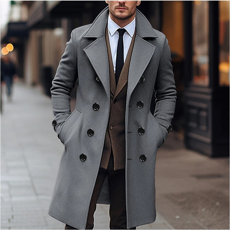 Willem grijze lange trenchcoat met revers kraag, vooraanzicht op straat