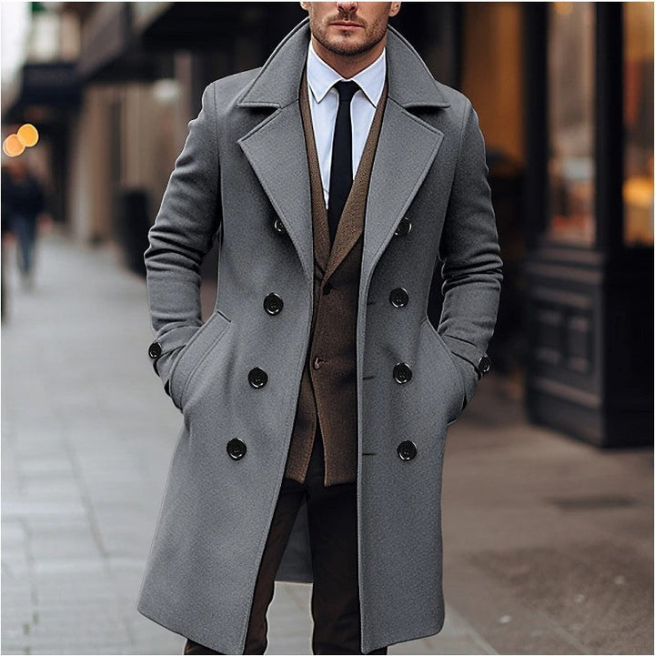 Willem grijze lange trenchcoat met revers kraag, vooraanzicht op straat