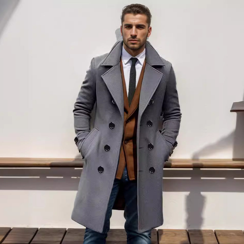 Willem grijze trenchcoat met revers kraag, vooraanzicht tegen muur