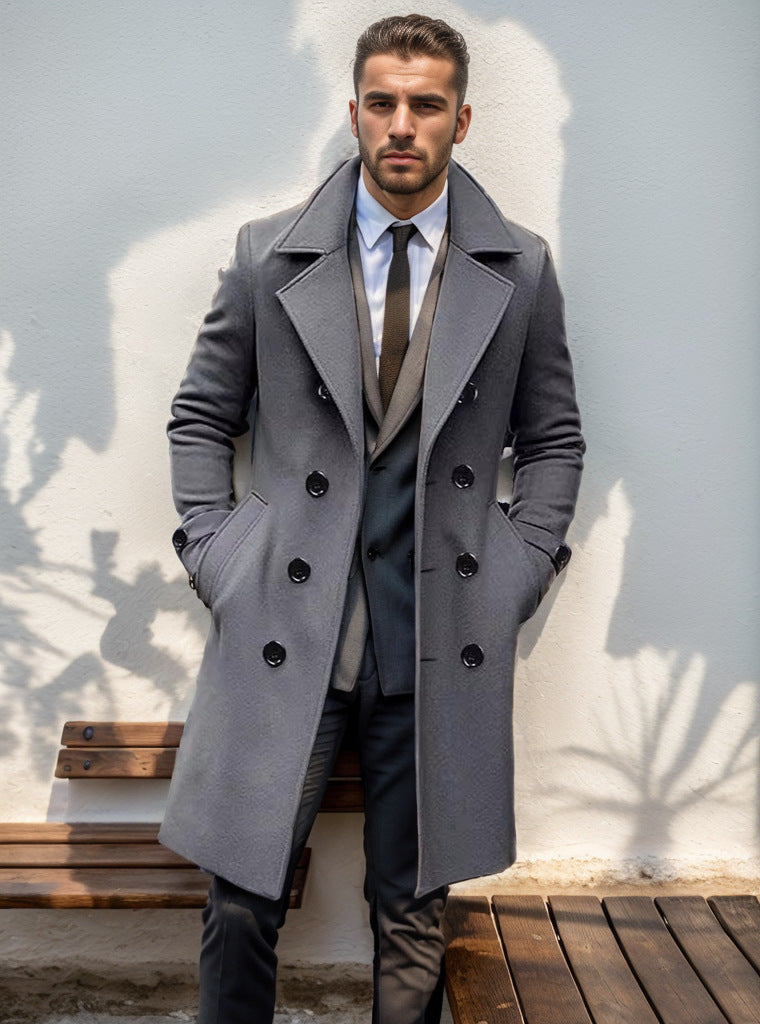 Willem grijze trenchcoat, model leunend tegen muur